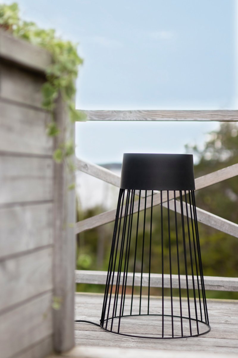 Koster Svart Fra Globen Lighting - Koster fungerer b&aring;de som sokkel med relieffflate og som krakk hvor; den t&aring;ler en vekt p&aring; opptil 85 kg.