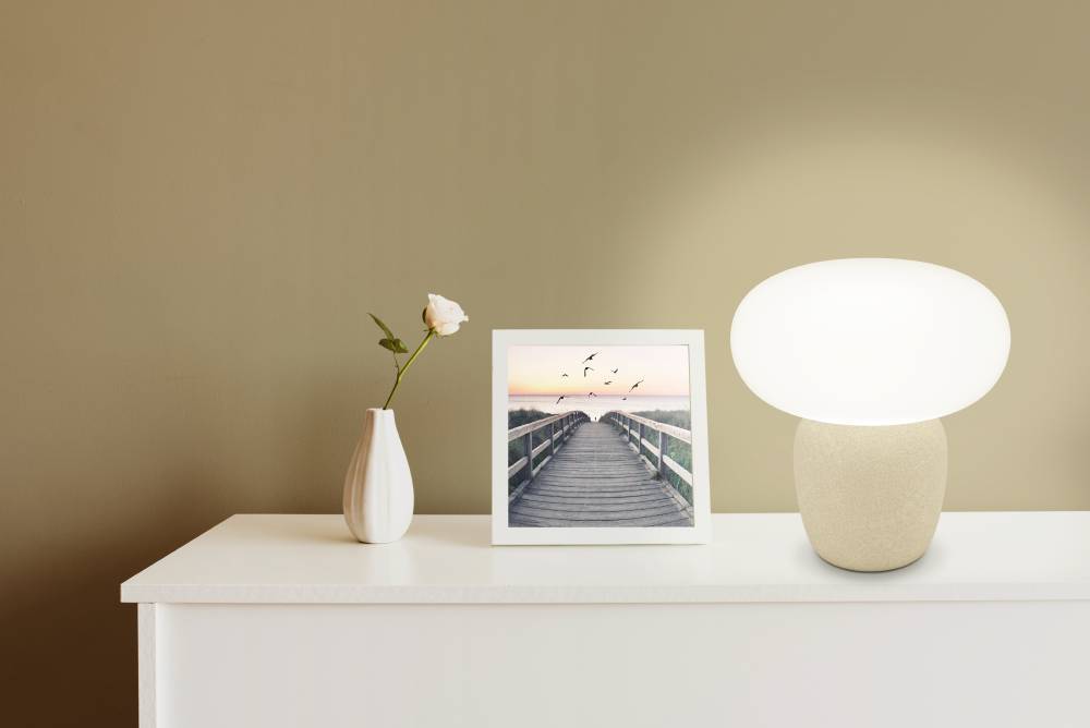 Cahuama 30cm Lys brun bordlampe Fra Eglo - Denne elegante bordlampen kombinerer en lysebrun keramisk sokkel med en mykt avrundet hvit skjerm, som gir en harmonisk og nedstrippet f&oslash;lelse.