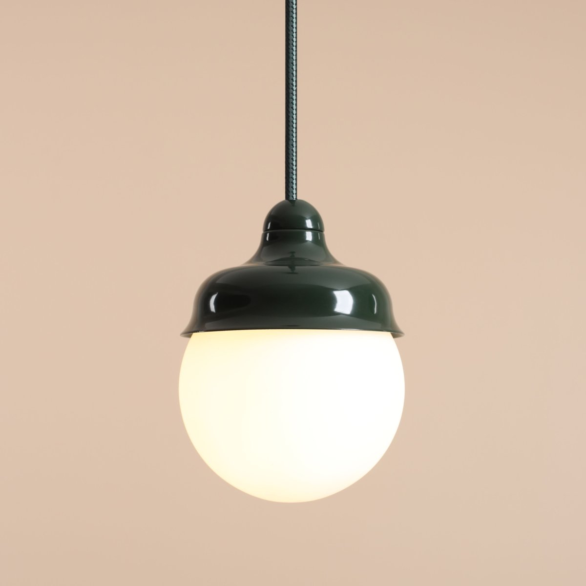 Wave Ø17 Mørk grønn Taklampe Fra Artera - Wave er et moderne anheng med retrodesign laget av metall og opalt glass.