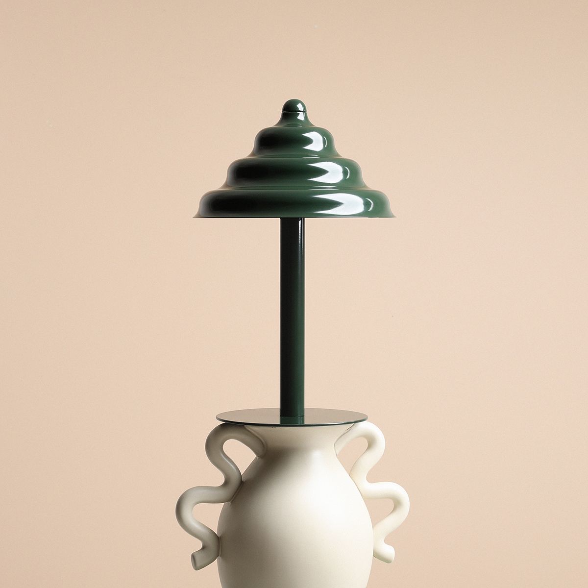 Wave 36cm Mørk grønn bordlampe Fra Artera - Wave er en moderne bordlampe med retrodesign, som gjør den allsidig belysning og passer inn i ethvert hjem.
