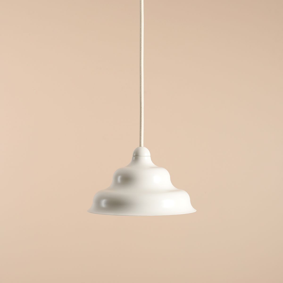Wave Ø17 Kremet hvit Taklampe Fra Artera - Wave er en moderne pendel med retrodesign, som gjør den allsidig belysning og passer inn i ethvert hjem.