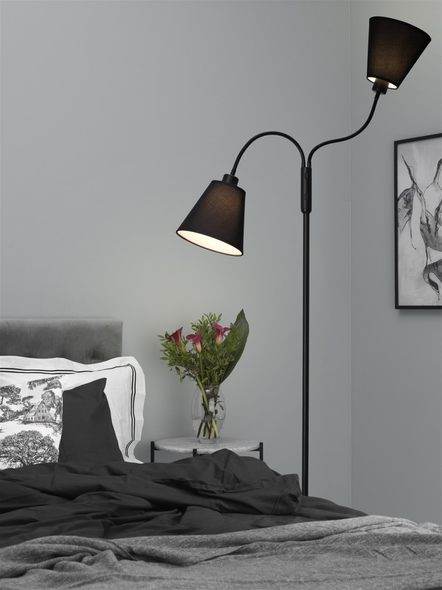Duett Svart gulvlampe Fra Cottex - Lampen er laget av metall og tekstil og gir et behagelig lys samtidig som du enkelt kan rette lyset ved behov.
