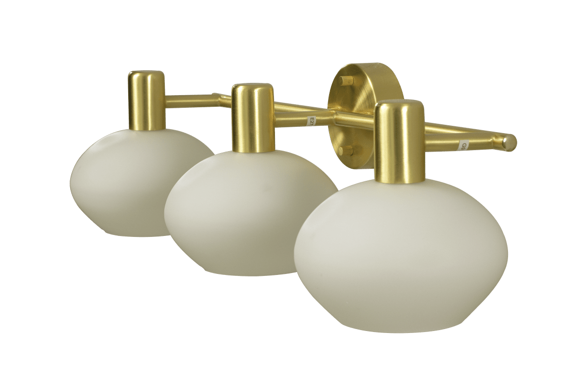 Elba 63cm Matt messing baderomslampe Fra Aneta Lighting - Denne vegglampen er laget av metall i matt messing og har et elegant design med tre vakkert formede, opalhvite glasskupler som skaper et mykt og behagelig lys.