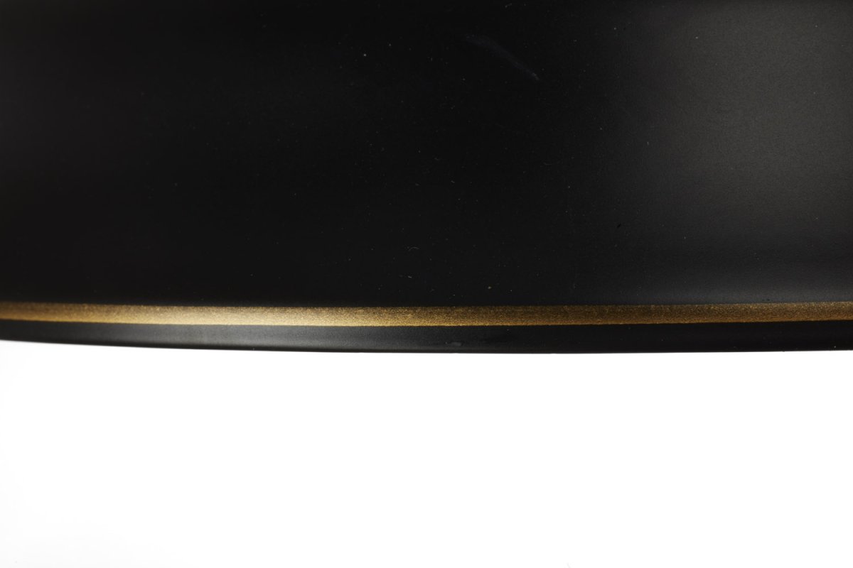 New Haven Svart gulvlampe Fra Cottex - Lampens design kombinerer en robust konstruksjon med en klassisk vintagestil, perfekt for &aring; skape et koselig arbeidsrom eller som generell belysning i stuen.