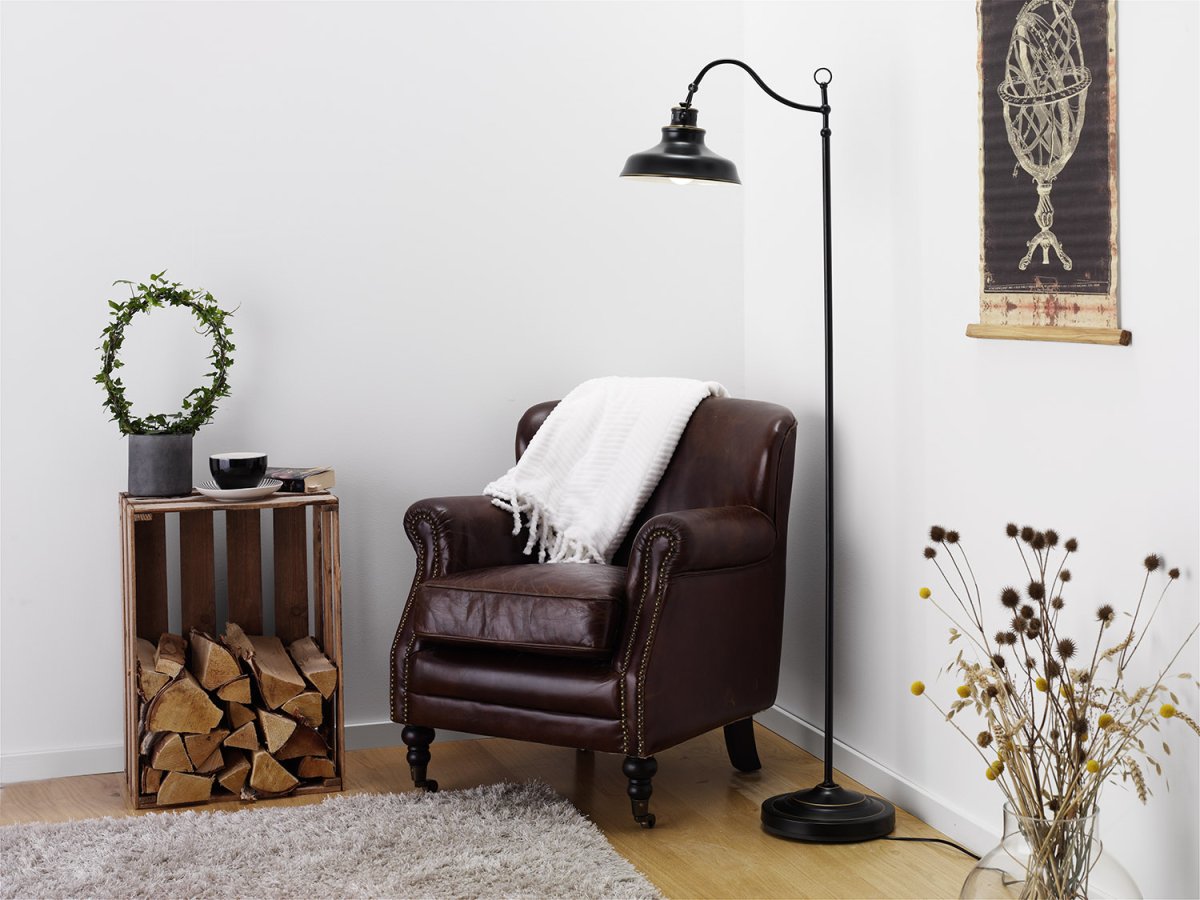 New Haven Svart gulvlampe Fra Cottex - Lampens design kombinerer en robust konstruksjon med en klassisk vintagestil, perfekt for &aring; skape et koselig arbeidsrom eller som generell belysning i stuen.