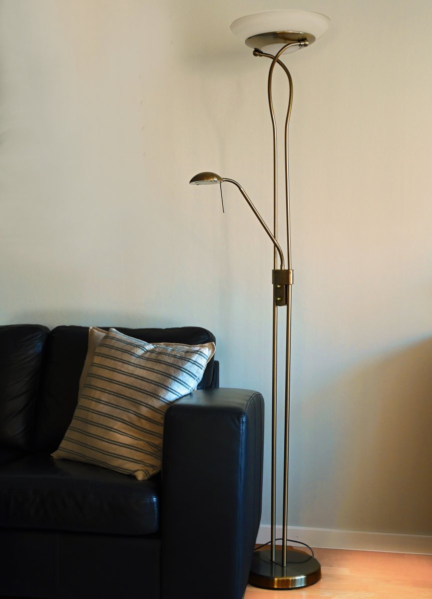 Cannes Antikk messing gulvlampe Fra Aneta Lighting - Uplighten og lampen har integrert LED som styres med to; separate dimmere på lampen.