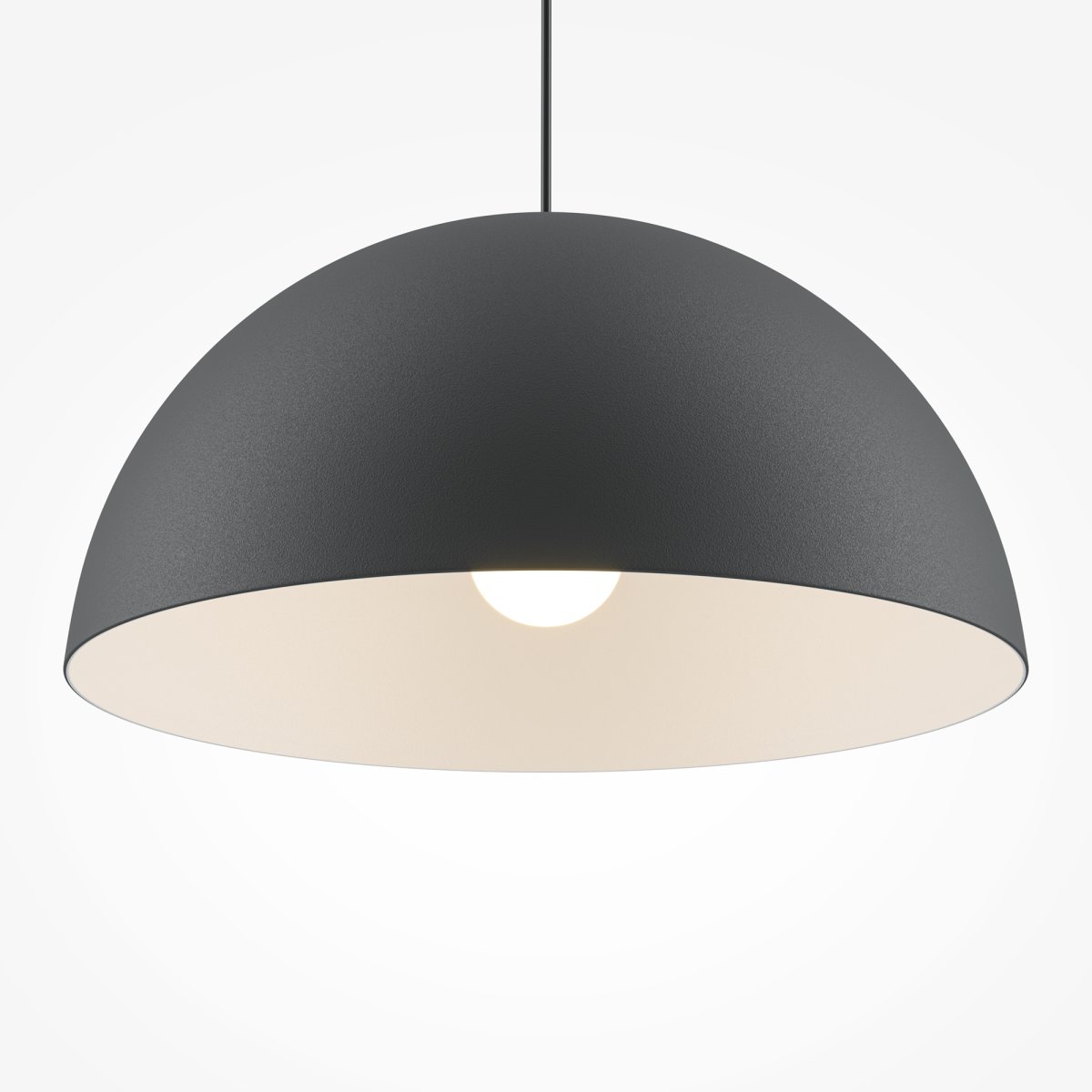 Basic colors Ø35 Svart Taklampe Fra Maytoni - Med sin skygge formet som en halvm&aring;ne i en elegant svart farge, sprer den et rettet, behagelig lys som skaper en moderne og harmonisk atmosf&aelig;re.