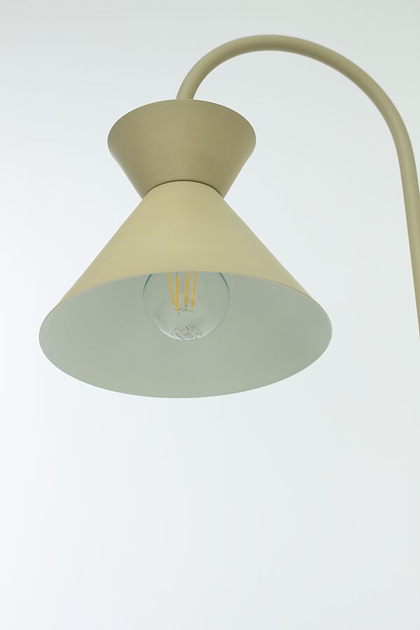 Coni Beige gulvlampe Fra Aneta Lighting - Den nydelige Coni gulvlampen i et moderne design harmonerer med både et klassisk og landlig interiør.