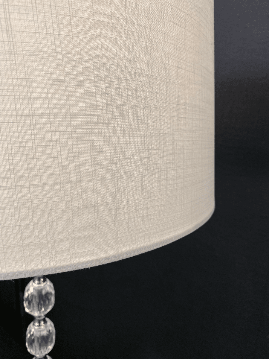Johanna Krom gulvlampe Fra Aneta Lighting - Johanna gulvlampe er en ekte klassiker i forkrommet metall med prisme dekorative knotter laget av den fineste akryl og hvit tekstilskjerm.