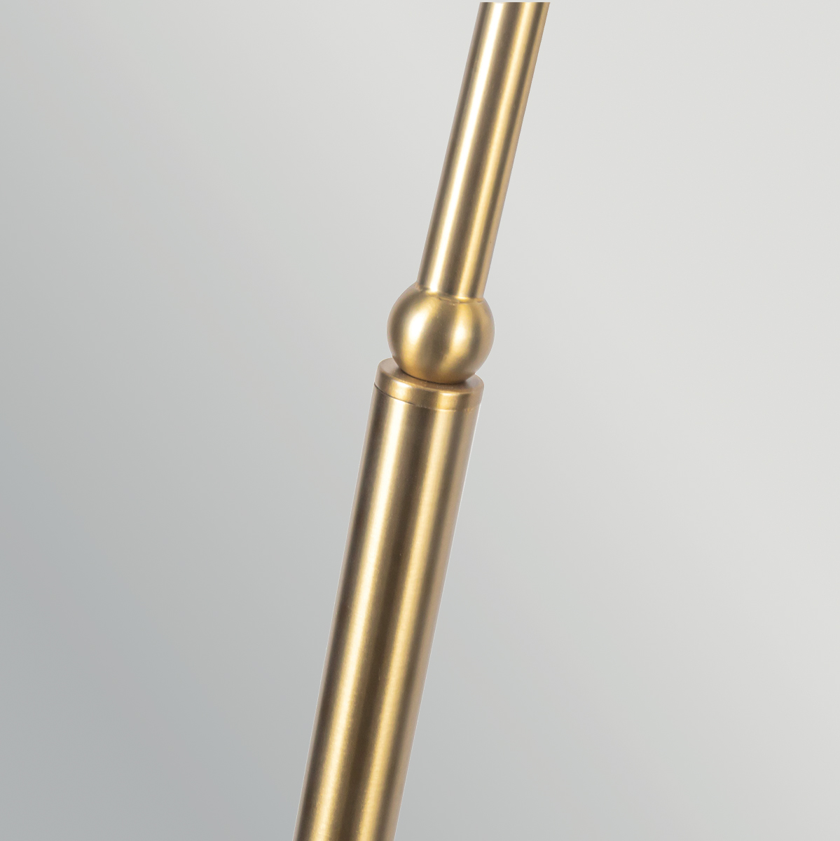 Crosby Børstet gull gulvlampe Fra Elstead Lighting - Metallrammen har en b&oslash;rstet gullfinish og en mykt buet arm som gir lampen et karakteristisk uttrykk.