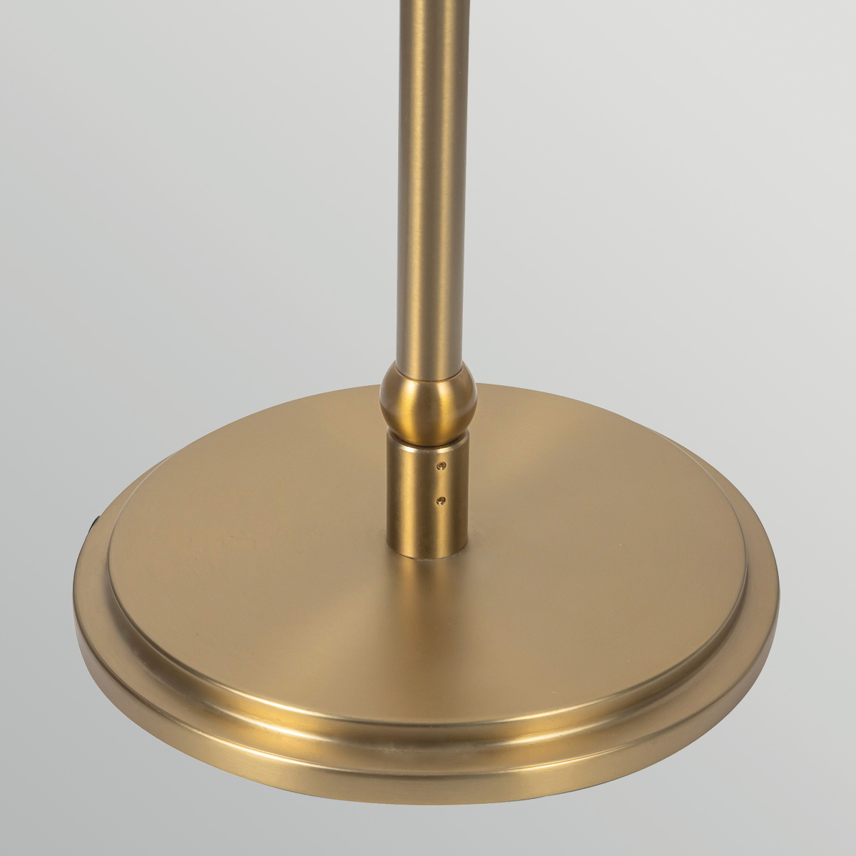 Crosby Børstet gull gulvlampe Fra Elstead Lighting - Metallrammen har en b&oslash;rstet gullfinish og en mykt buet arm som gir lampen et karakteristisk uttrykk.