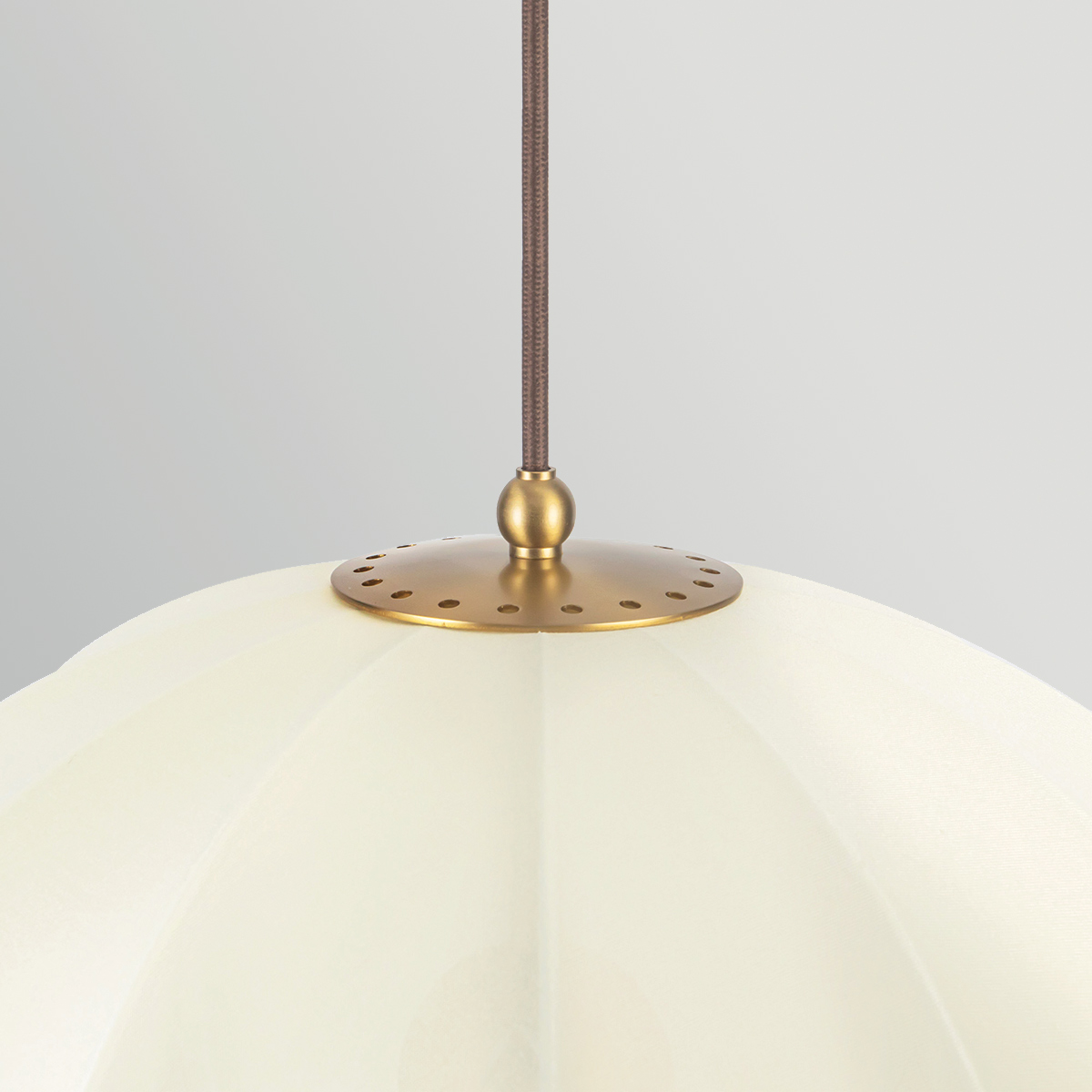 Crosby Ø45 Børstet gull Taklampe Fra Elstead Lighting - Lampen er laget av metall med b&oslash;rstet gullfinish og er kombinert med en buet skjerm i tynt, lett stoff som slipper lyset fint gjennom.