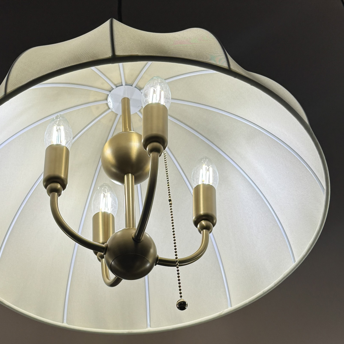 Crosby Ø45 Børstet gull Taklampe Fra Elstead Lighting - Lampen er laget av metall med b&oslash;rstet gullfinish og er kombinert med en buet skjerm i tynt, lett stoff som slipper lyset fint gjennom.