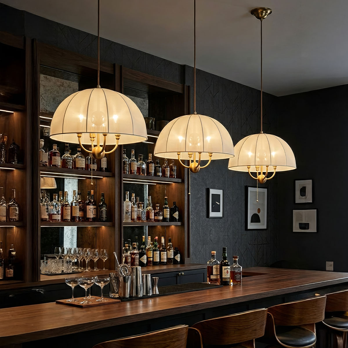 Crosby Ø45 Børstet gull Taklampe Fra Elstead Lighting - Lampen er laget av metall med b&oslash;rstet gullfinish og er kombinert med en buet skjerm i tynt, lett stoff som slipper lyset fint gjennom.