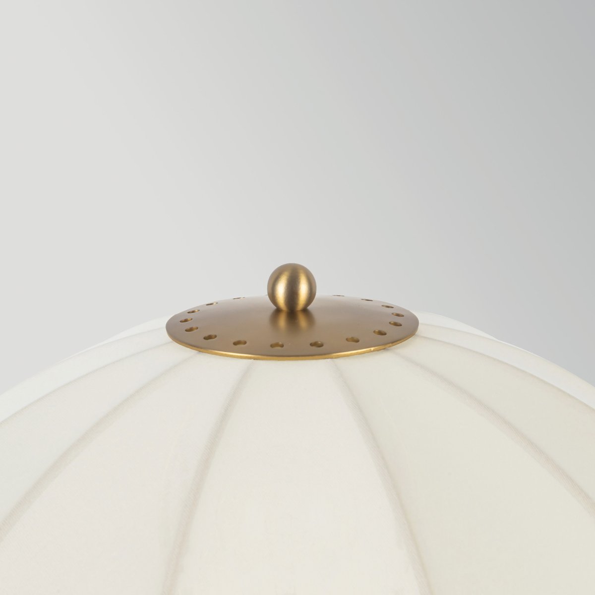 Crosby 70cm Kremhvit bordlampe Fra Elstead Lighting - Designet er inspirert av klassiske parasoller og kompletteres av en hvelvet lampeskjerm i tynt, lett stoff.