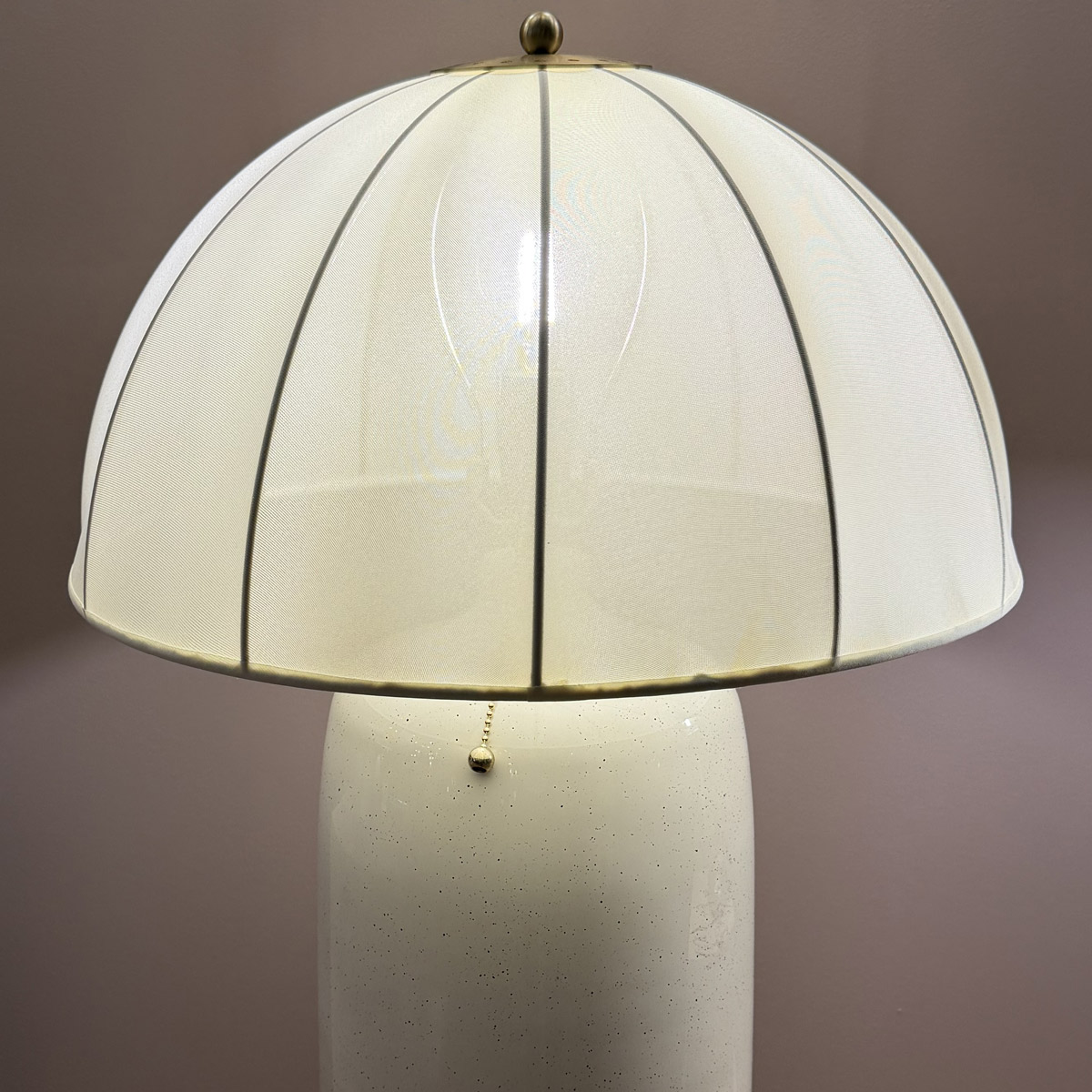 Crosby 70cm Kremhvit bordlampe Fra Elstead Lighting - Designet er inspirert av klassiske parasoller og kompletteres av en hvelvet lampeskjerm i tynt, lett stoff.