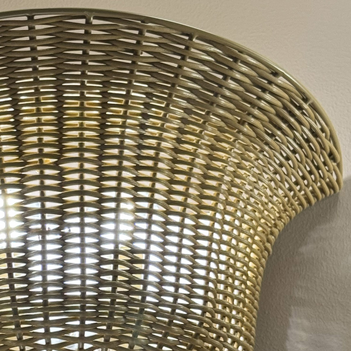 Kai 25cm Natur vegglampe Fra Elstead Lighting - Kai er en dekorativ vegglampe som kombinerer metall med en rottingskjerm i kurv.