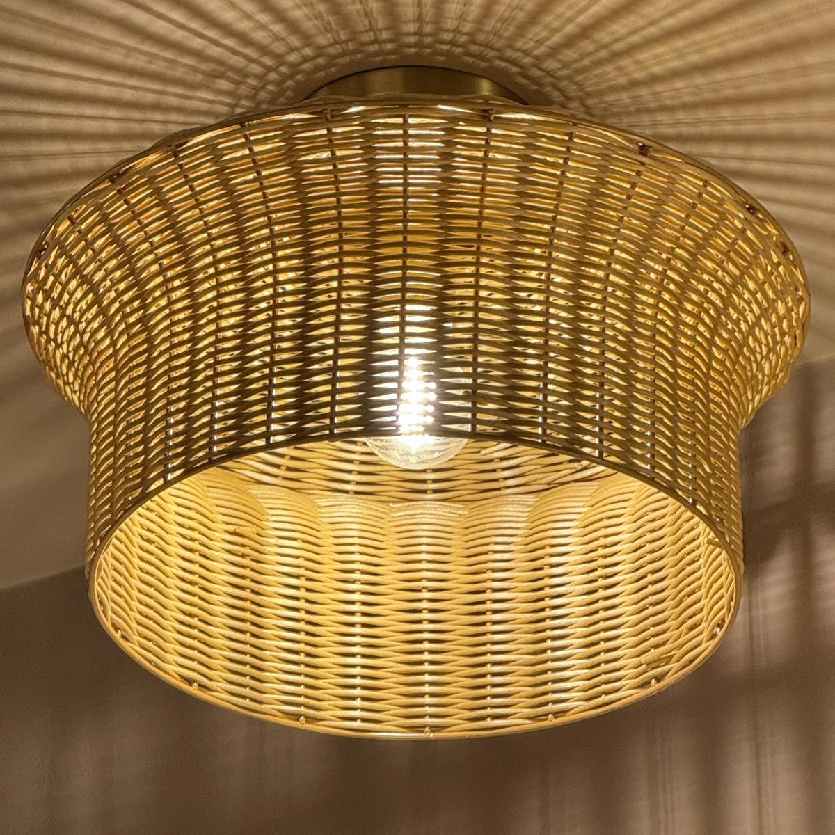 Kai Ø40 Natur plafond Fra Elstead Lighting - Kai er en dekorativ taklampe som kombinerer metall med en rottingskjerm i kurv.