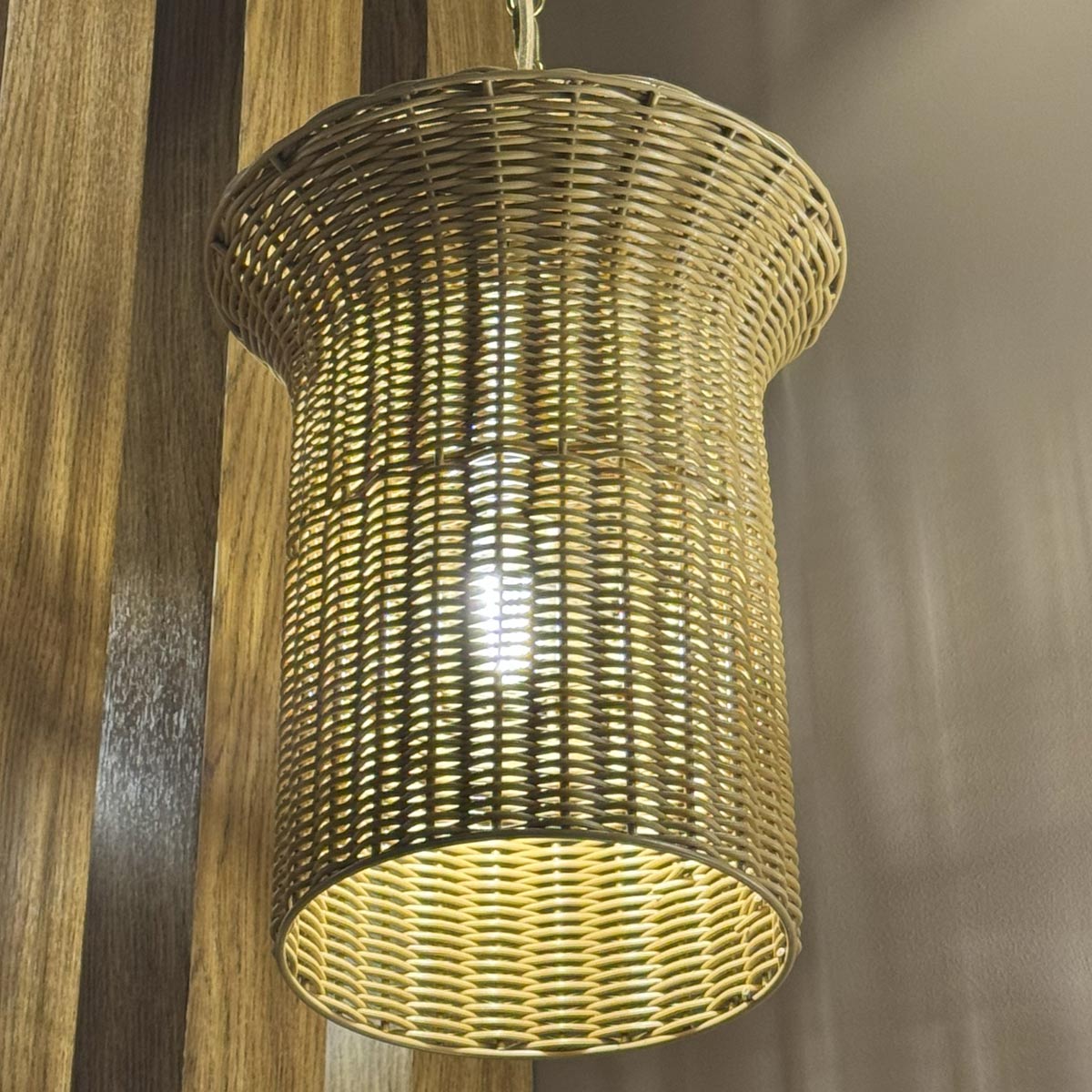Kai Ø28 Natur Taklampe Fra Elstead Lighting - Kai er en dekorativ taklampe som kombinerer metall med en rottingskjerm i kurv.