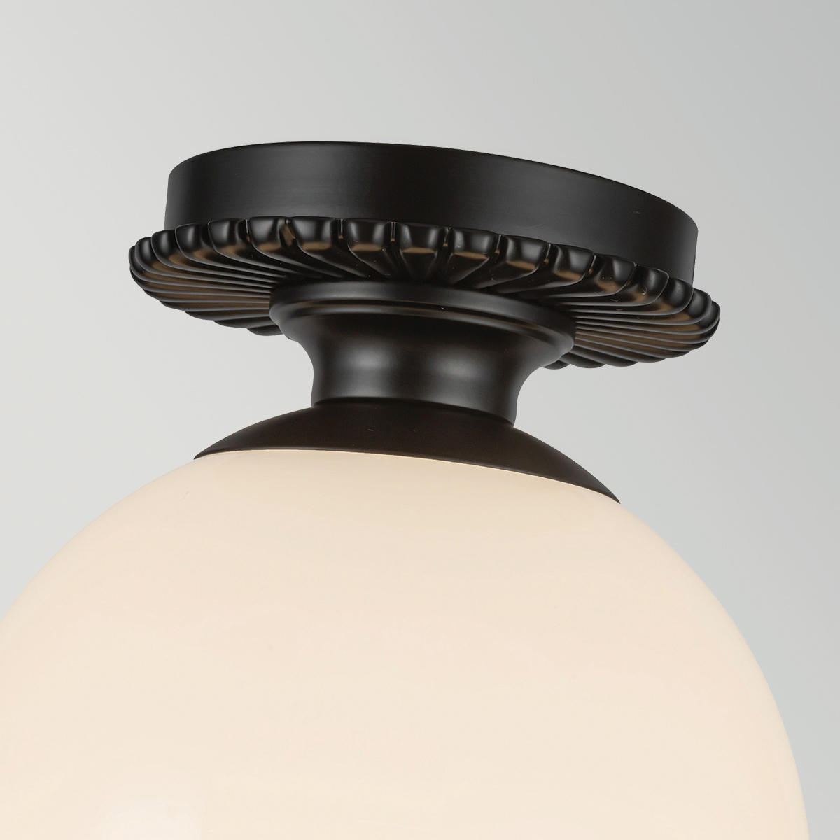 Otis Ø20 Svart baderomslampe Fra Elstead Lighting - Otis er en dekorativ taklampe med myke former og fine detaljer.
