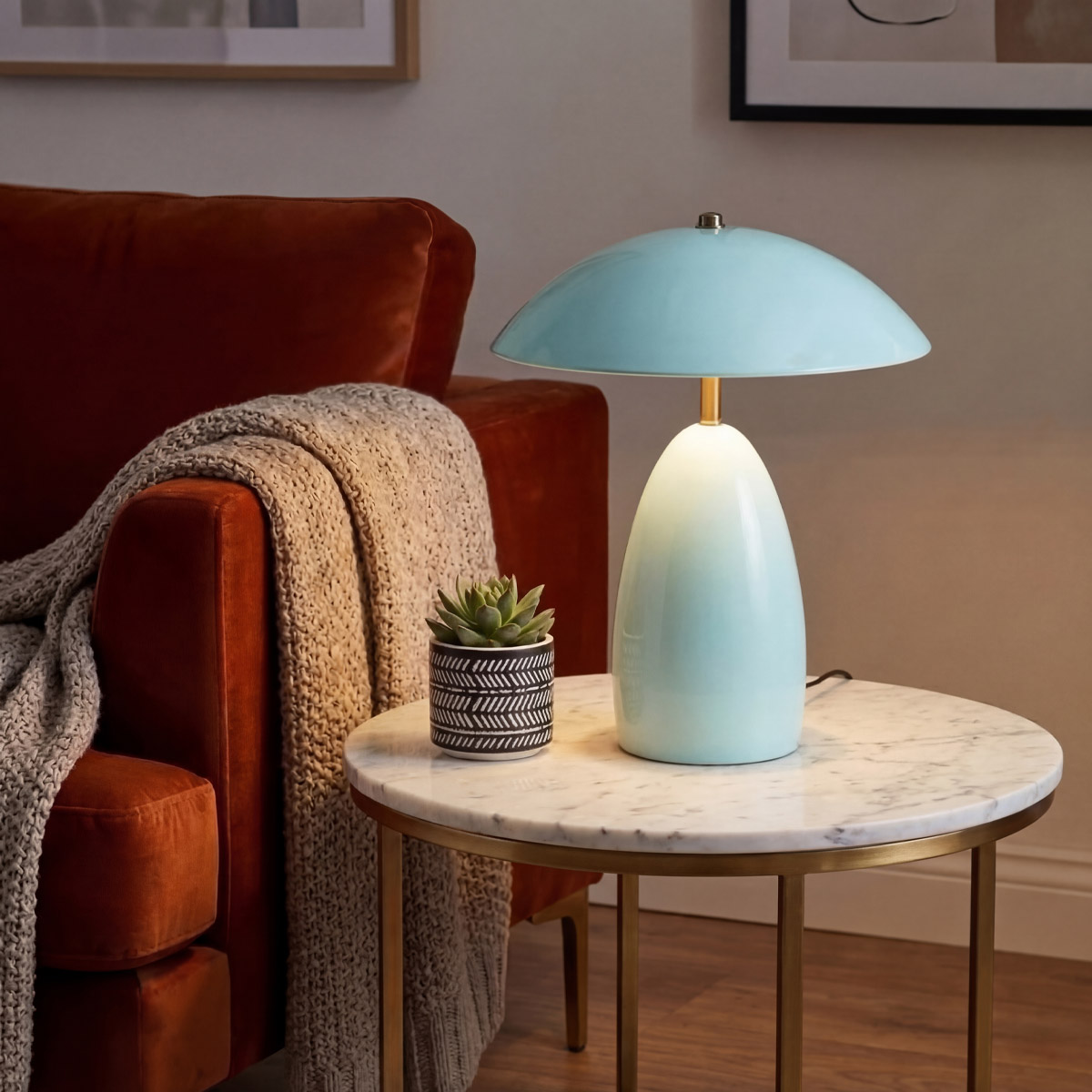Poppy 35cm Lys blå bordlampe Fra Elstead Lighting - Poppy er en dekorativ bordlampe med myke former og en blank lysskjerm kombinert med messingdetaljer.
