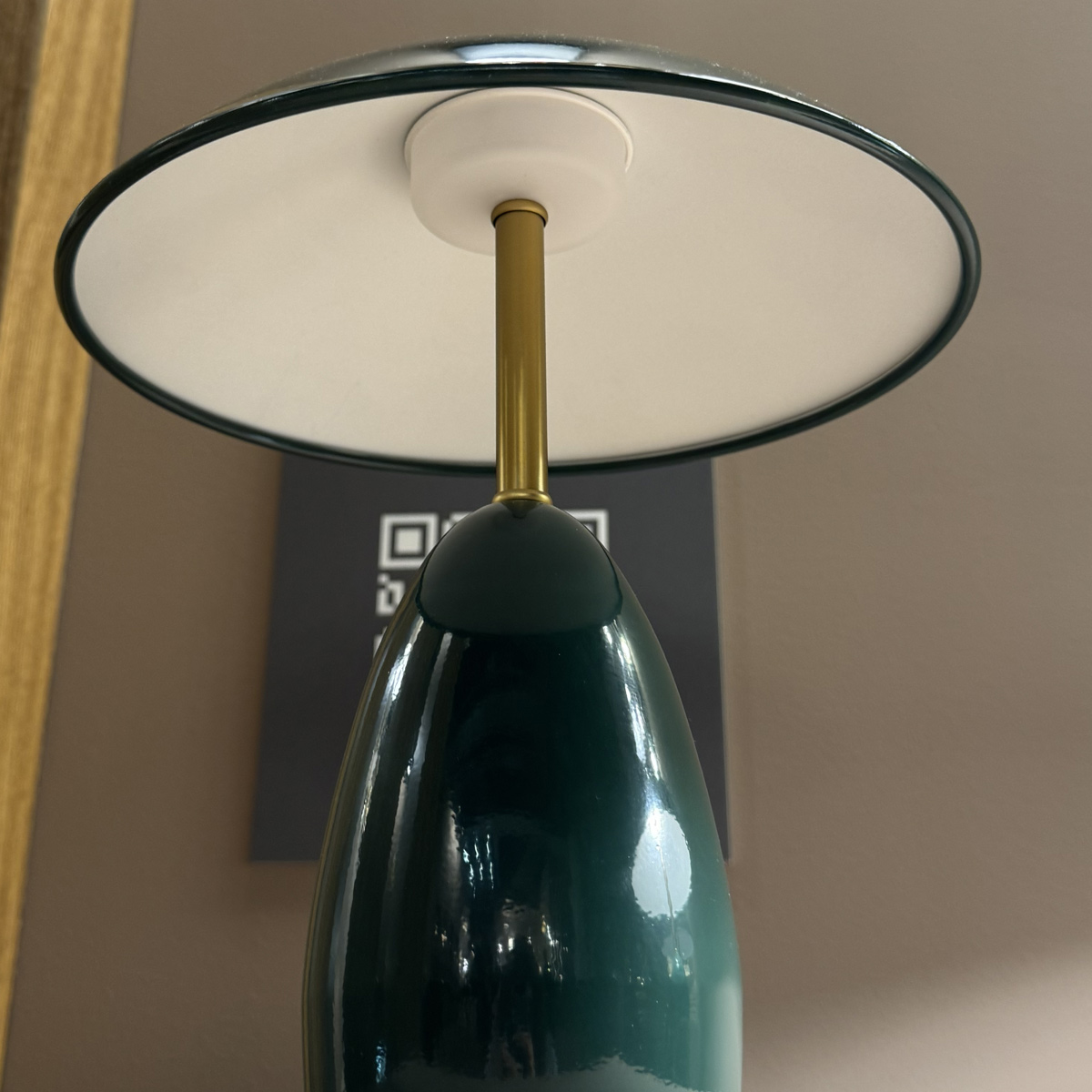 Poppy 35cm Grønn bordlampe Fra Elstead Lighting - Poppy er en dekorativ bordlampe med myke former og en dyp m&oslash;rkegr&oslash;nn farge som er kombinert med messingdetaljer.