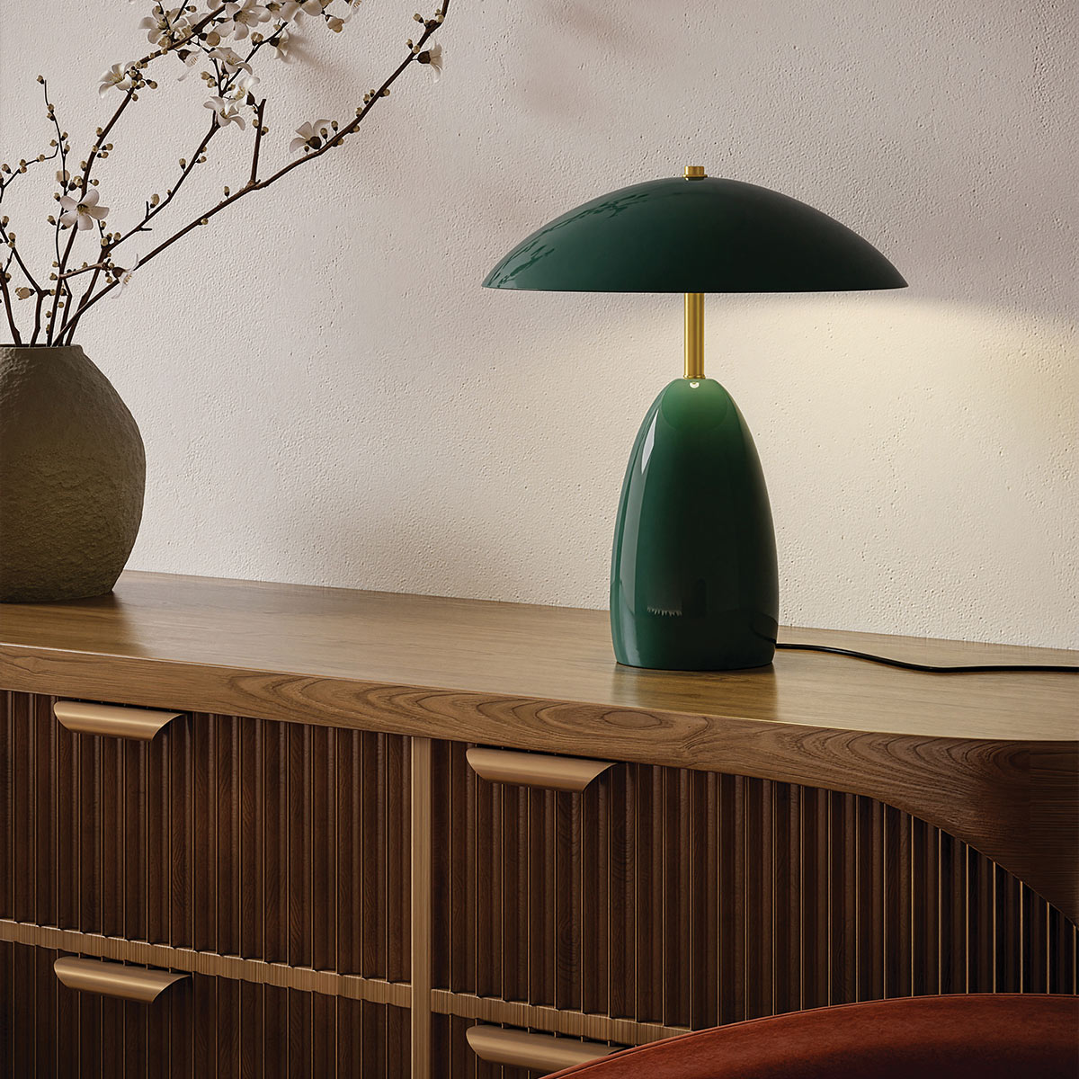 Poppy 35cm Grønn bordlampe Fra Elstead Lighting - Poppy er en dekorativ bordlampe med myke former og en dyp m&oslash;rkegr&oslash;nn farge som er kombinert med messingdetaljer.