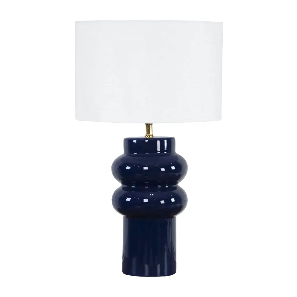 Anelli 56cm Blå bordlampe Fra Nordic Lighting - Anelli&nbsp;bordlampe med bl&aring;, blank keramisk base og hvit linskjerm er en elegant og moderne interi&oslash;rdetalj.