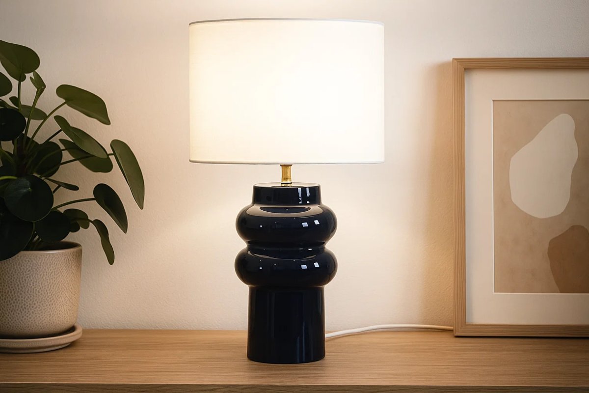 Anelli 56cm Blå bordlampe Fra Nordic Lighting - Anelli&nbsp;bordlampe med bl&aring;, blank keramisk base og hvit linskjerm er en elegant og moderne interi&oslash;rdetalj.