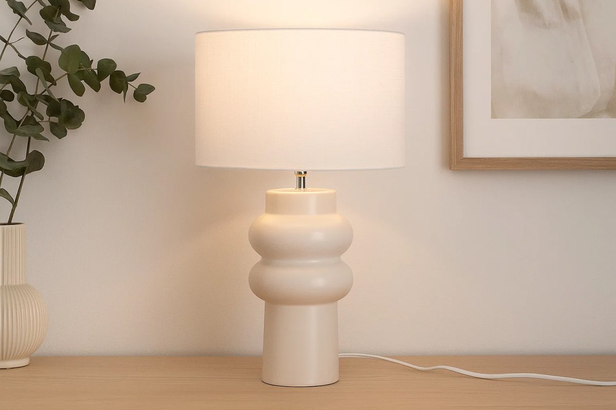 Anelli 56cm Hvit bordlampe Fra Nordic Lighting - Perfekt for &aring; skape en varm og innbydende atmosf&aelig;re i b&aring;de stue og soverom.