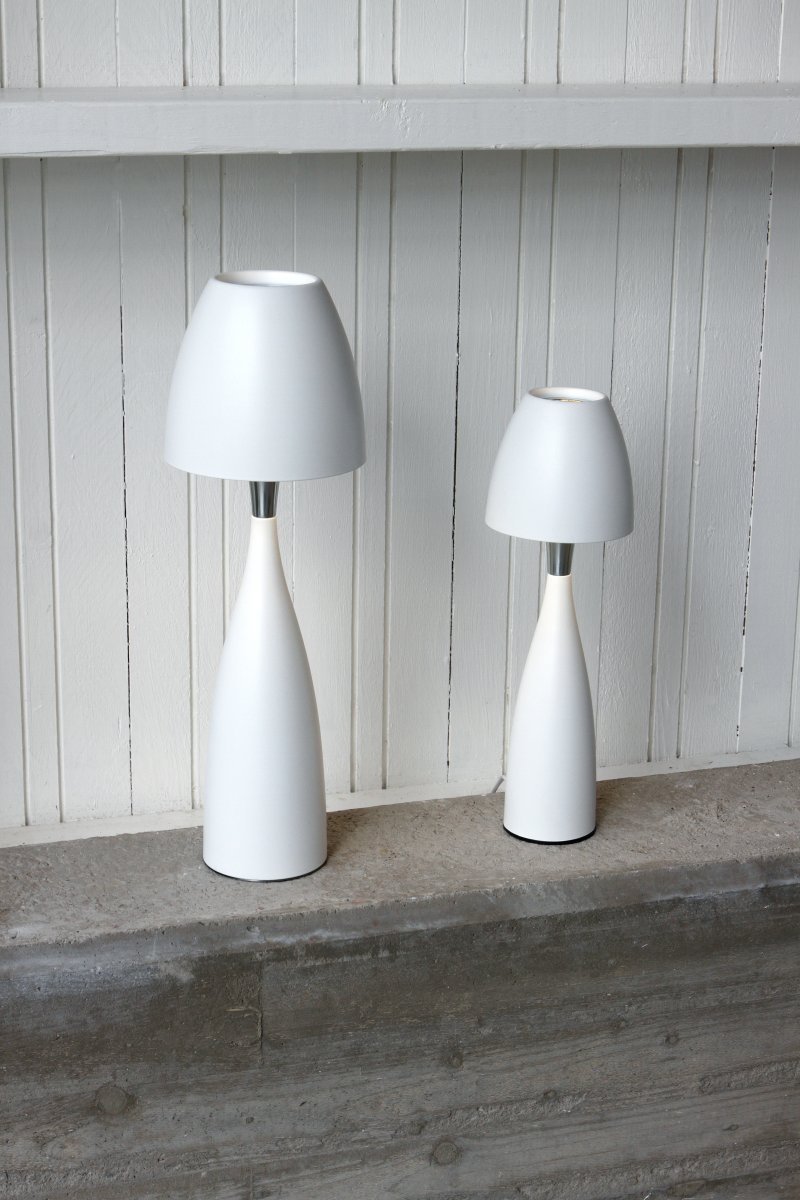 Anemon 38cm Matt hvit bordlampe Fra Belid - Anemon er en stilig bordlampe som sprer et fint lys.