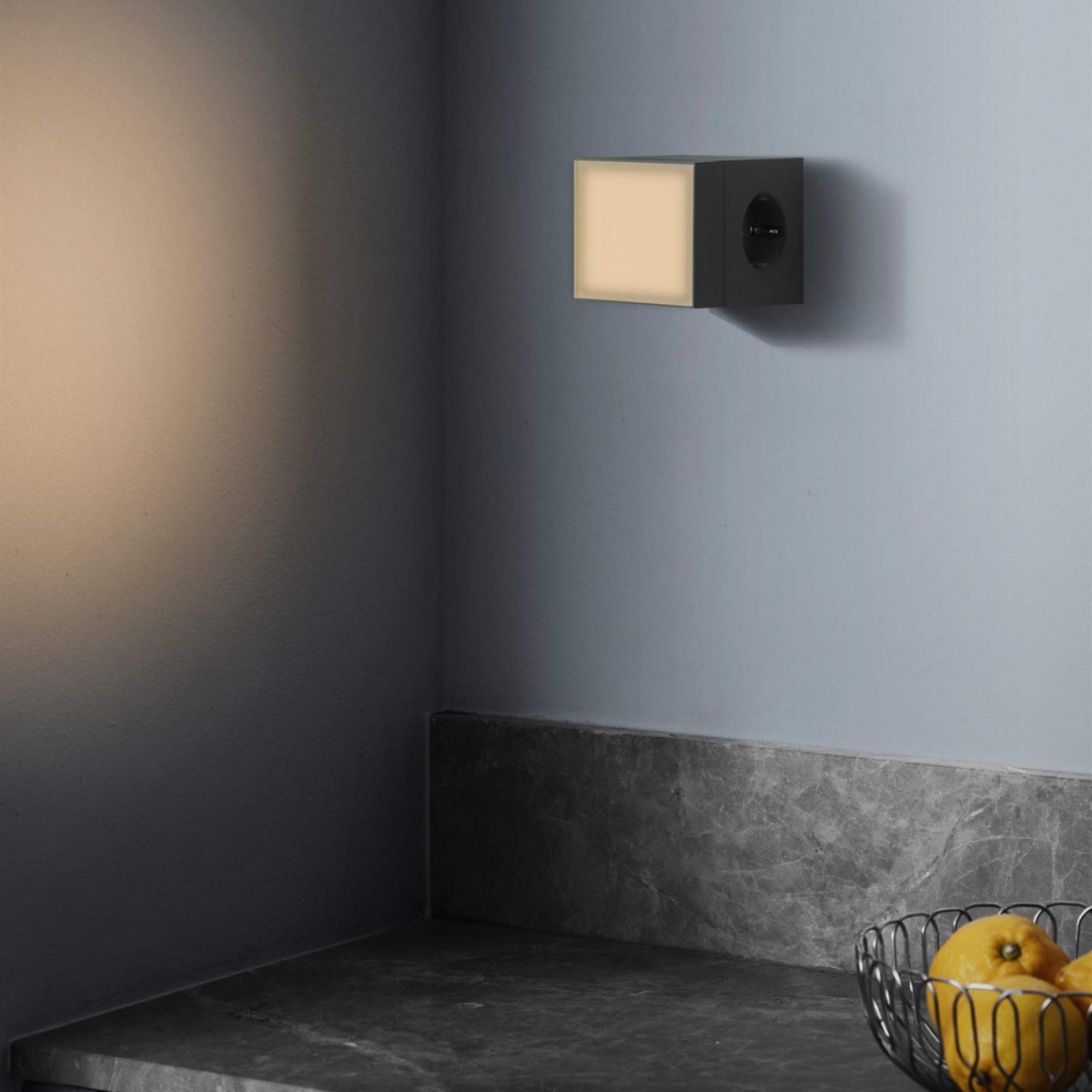 LAMP 1 - EU Grønn Fra Avolt - Denne hendige lille lampen kobles direkte til stikkontakten (230V) og er perfekt som nattlampe eller stemningsbelysning i gangen, soverommet eller andre rom der du &oslash;nsker et mykt lys.