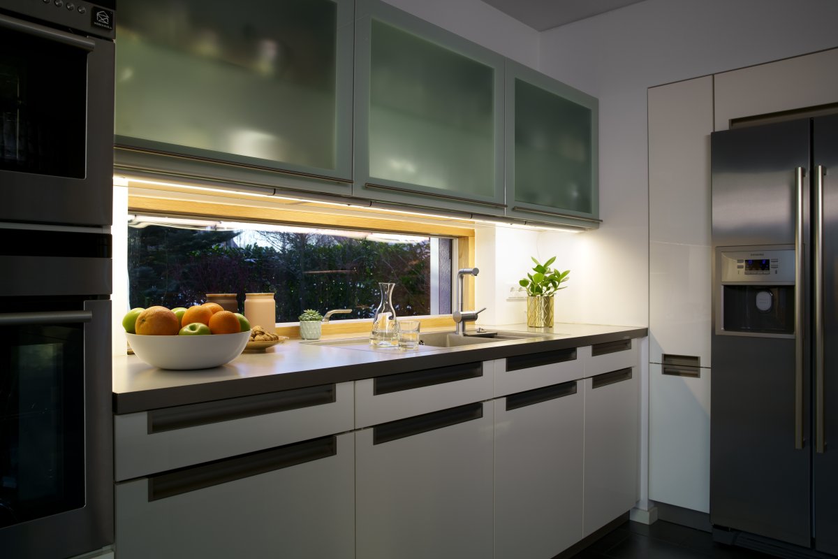 Flat Sensor 12W 4000K 53cm Sølv Fra Ledvance - Lampen er utstyrt med en PIR-sensor, s&aring; den sl&aring;s av og p&aring; ved bevegelse innenfor en avstand p&aring; 5 cm.