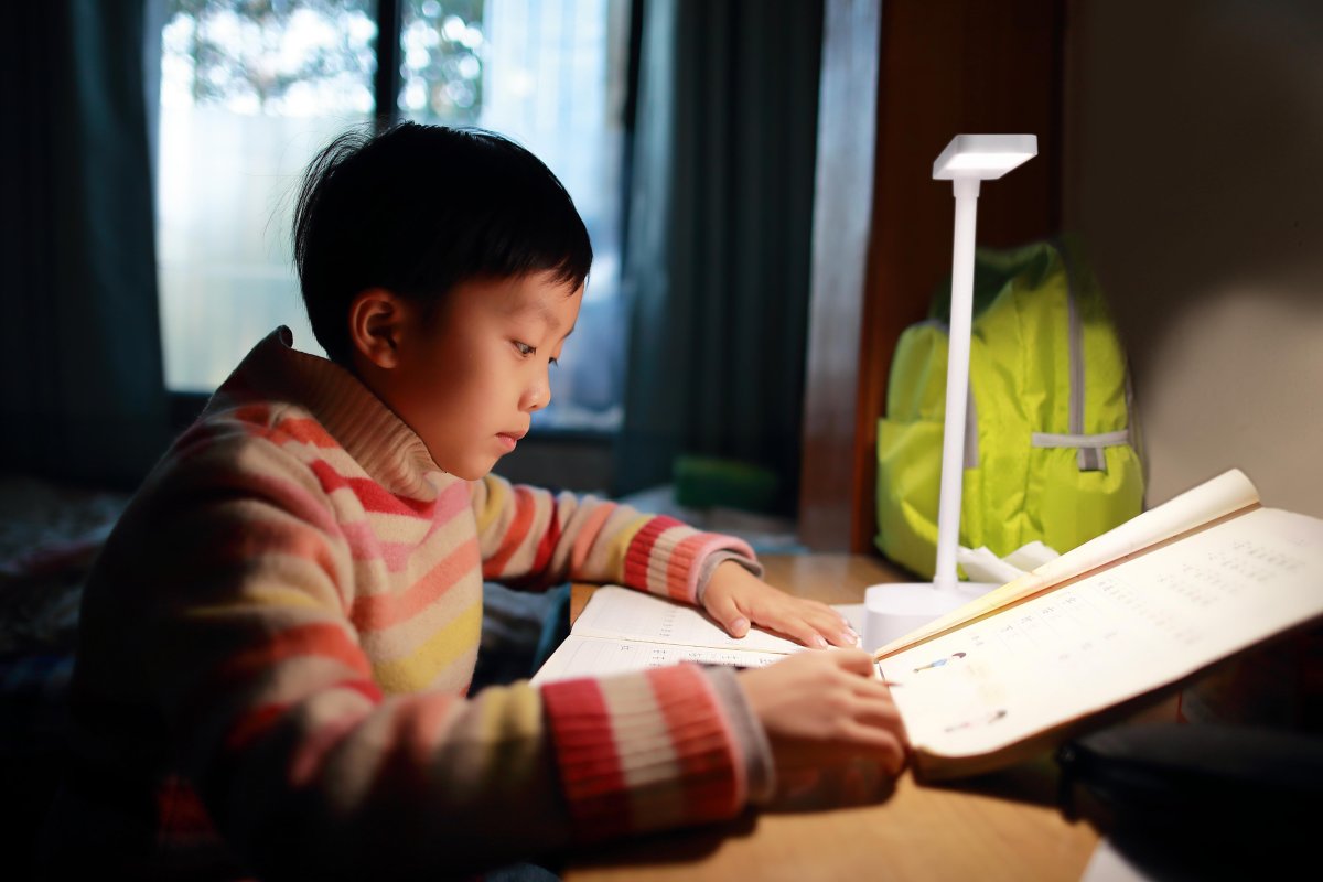 Panan Fold 30cm Hvit bærbar Fra Ledvance - Panan Fold &auml;r en modern bordslampa som dessutom &auml;r portabel.