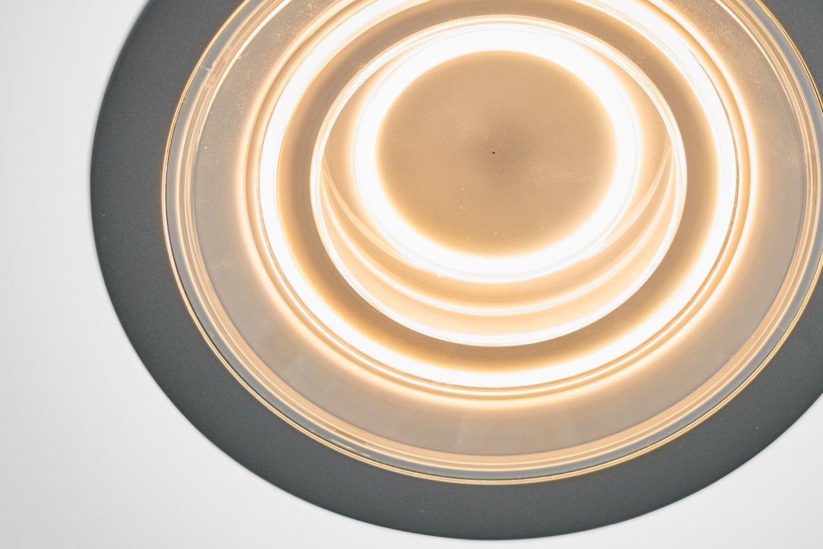 Decor Filament Echo 7W Aluminium Fra - I det f&oslash;rste laget lyser den mindre sirkelen i midten, i det andre laget lyser den ytre sirkelen, og i det tredje laget lyser de begge samtidig.