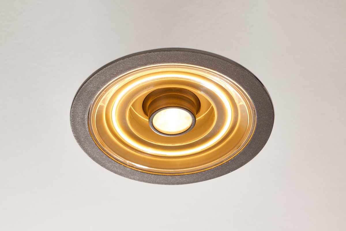 Decor Filament Halo 7W Aluminium Fra Ledvance - I det f&oslash;rste trinnet skinner det lille s&oslash;kelyset i midten, i det andre trinnet skinner bare sirkelen rundt det, og i det tredje trinnet skinner de begge samtidig.