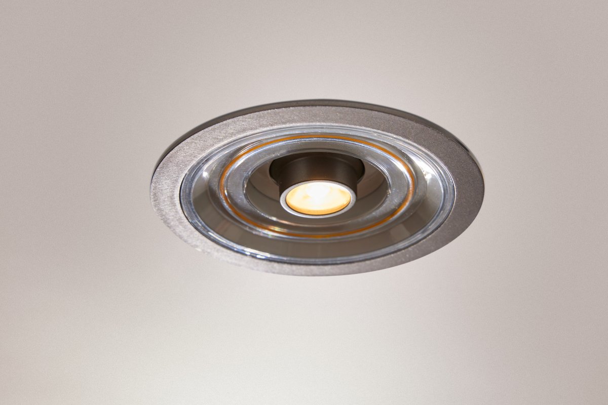Decor Filament Halo 7W Aluminium Fra Ledvance - I det f&oslash;rste trinnet skinner det lille s&oslash;kelyset i midten, i det andre trinnet skinner bare sirkelen rundt det, og i det tredje trinnet skinner de begge samtidig.