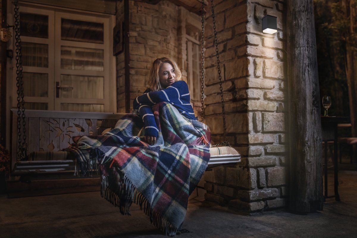 Quadro Mørk grå solcellelampe Fra Ledvance - Med en IP65-klassifisering er den værbestandig, perfekt for inngangspartier, garasjer og gangveier.