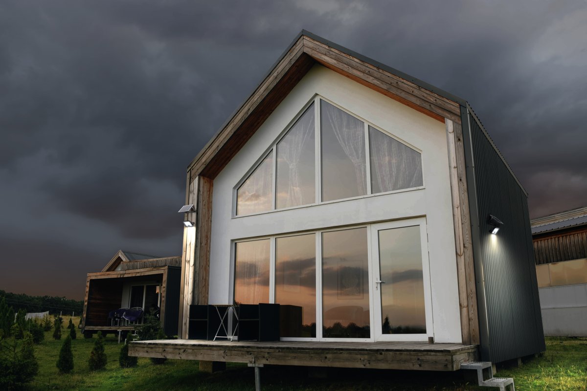 Flood Sensor 10W Svart solcellelampe Fra Ledvance - Den innebygde PIR-bevegelsessensoren og dagslyssensoren sl&aring;r automatisk p&aring; lampen n&aring;r det er bevegelse i m&oslash;rket, noe som gir b&aring;de sikkerhet og energieffektivitet.