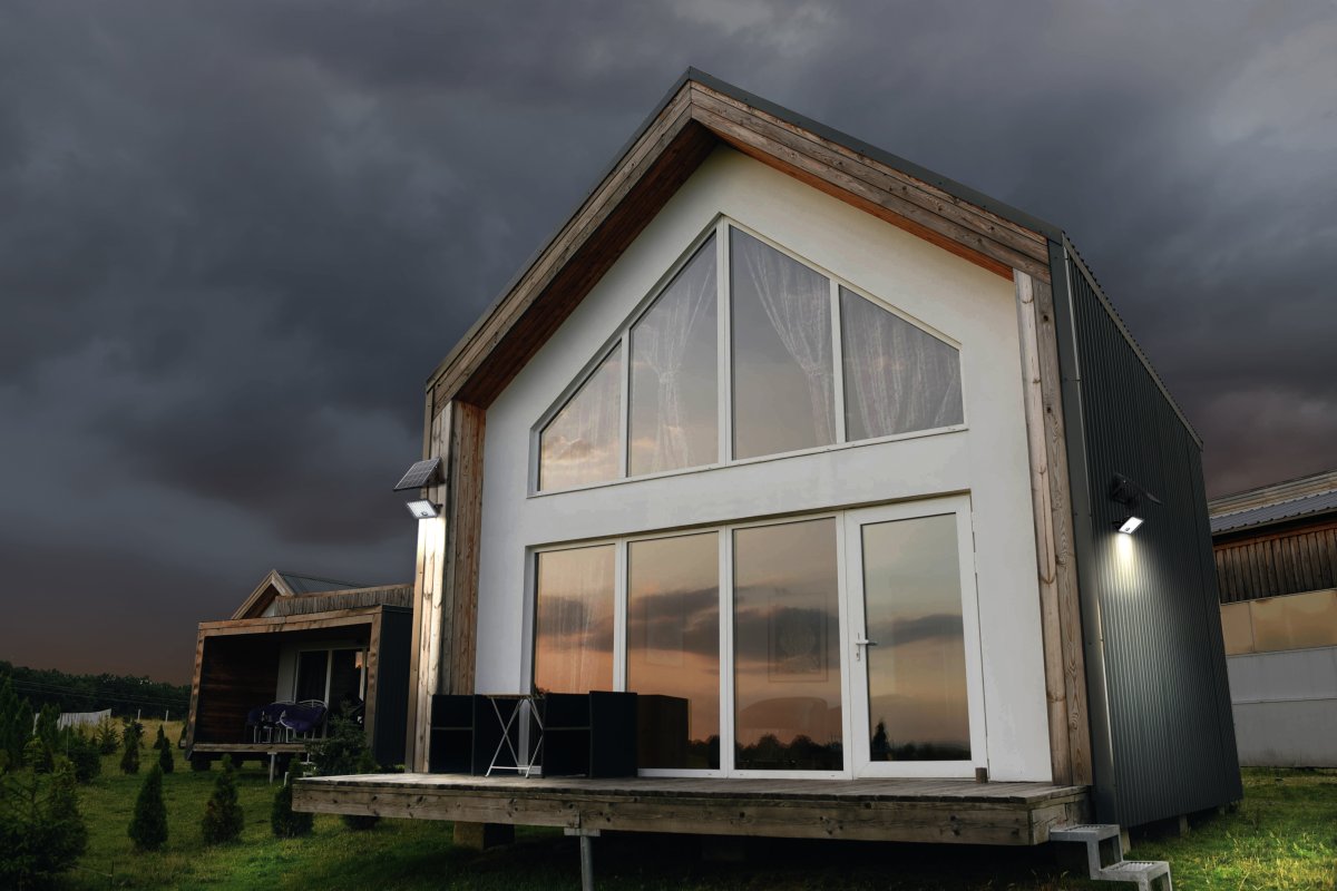 Flood Sensor 30W Svart solcellelampe Fra Ledvance - Den innebygde PIR-bevegelsessensoren og dagslyssensoren sl&aring;r automatisk p&aring; lampen n&aring;r det er bevegelse i m&oslash;rket, noe som gir b&aring;de sikkerhet og energieffektivitet.