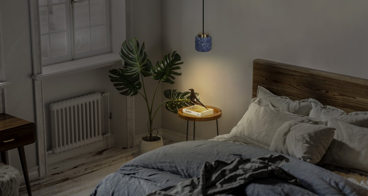 Terrazzo Ball Ø10 Blå Taklampe Fra Osram - Detaljerna i m&auml;ssing bidrar med en elegans till rummet.