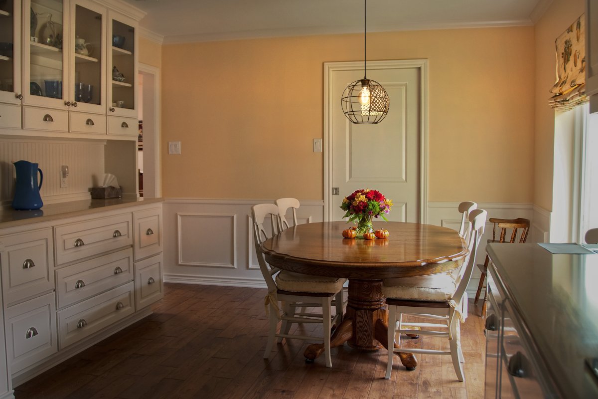 Cage Globe Ø30 Svart Taklampe Fra Ledvance - Den sorte metallskjermen i kombinasjon med detaljene i rotting bidrar til en koselig atmosfære til rommet.