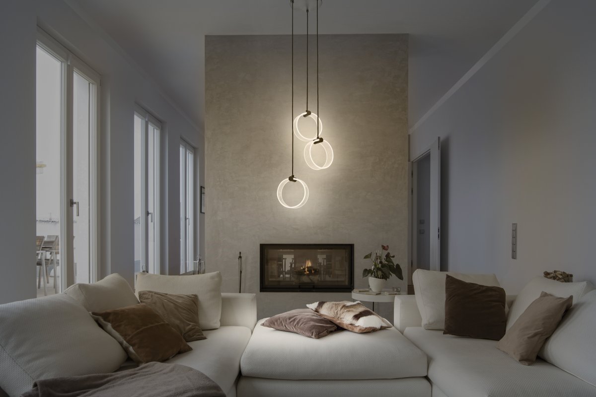 Circle PL Ø30 Svart Taklampe Fra Ledvance - I første trinn lyser lampen i et varmhvitt lys på; 3000K, i det andre trinnet skinner det i et kaldt hvitt lys på 4200K og i det tredje skinner det i 6500K (dagslys).