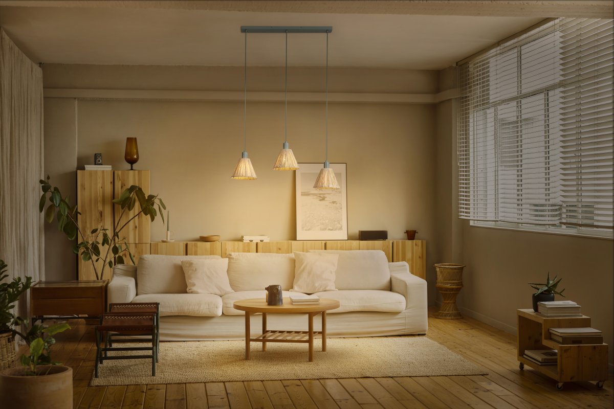 Raffia 85cm Natur Taklampe Fra Ledvance - Skjermene laget av raffia-palmer i kombinasjon med det gr&oslash;nne metallet bidrar med en varm og naturlig atmosf&aelig;re til rommet.