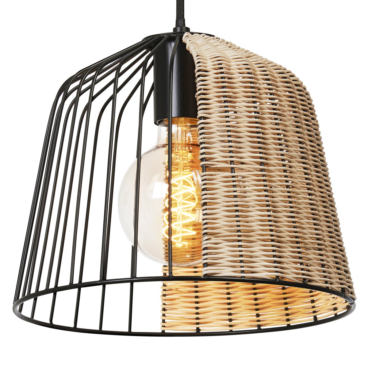 Cage Bell Ø26 Svart Taklampe Fra Ledvance - Den sorte metallskjermen i kombinasjon med detaljene i rotting bidrar til en koselig atmosfære til rommet.