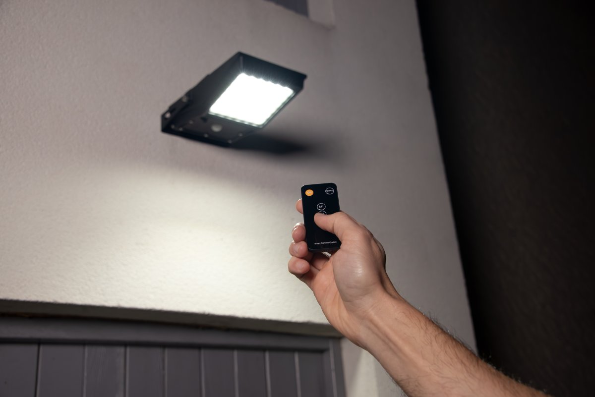 Flood Sensor 10W Svart solcellelampe Fra Osram - Den innebygde PIR-bevegelsessensoren og dagslyssensoren sl&aring;r automatisk p&aring; lampen n&aring;r det er bevegelse i m&oslash;rket, noe som gir b&aring;de sikkerhet og energieffektivitet.