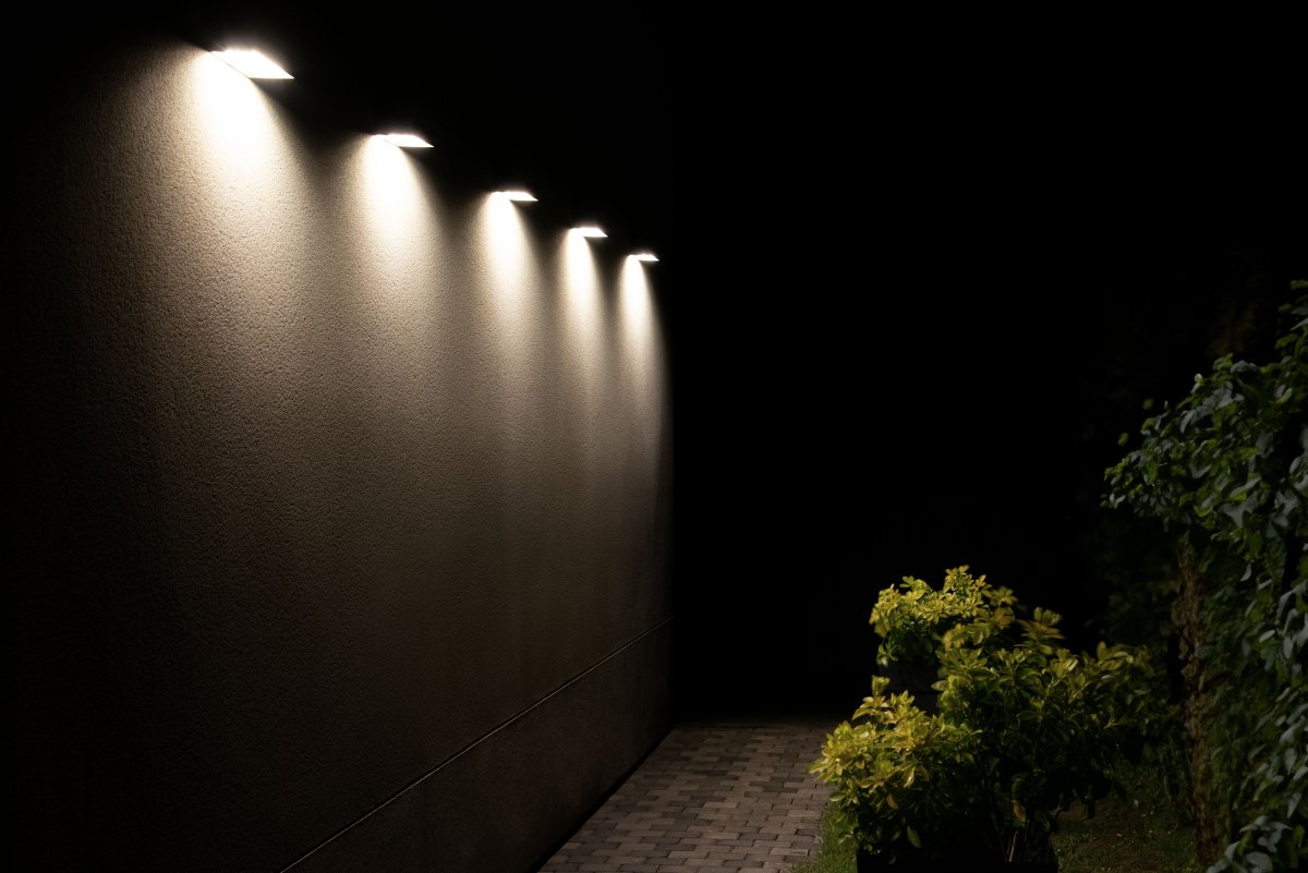 Bricklume Sensor Mørk grå solcellelampe Fra Ledvance - Den innebygde PIR-bevegelsessensoren og dagslyssensoren slår automatisk på lampen når det er bevegelse i mørket, noe som gir både sikkerhet og energieffektivitet.