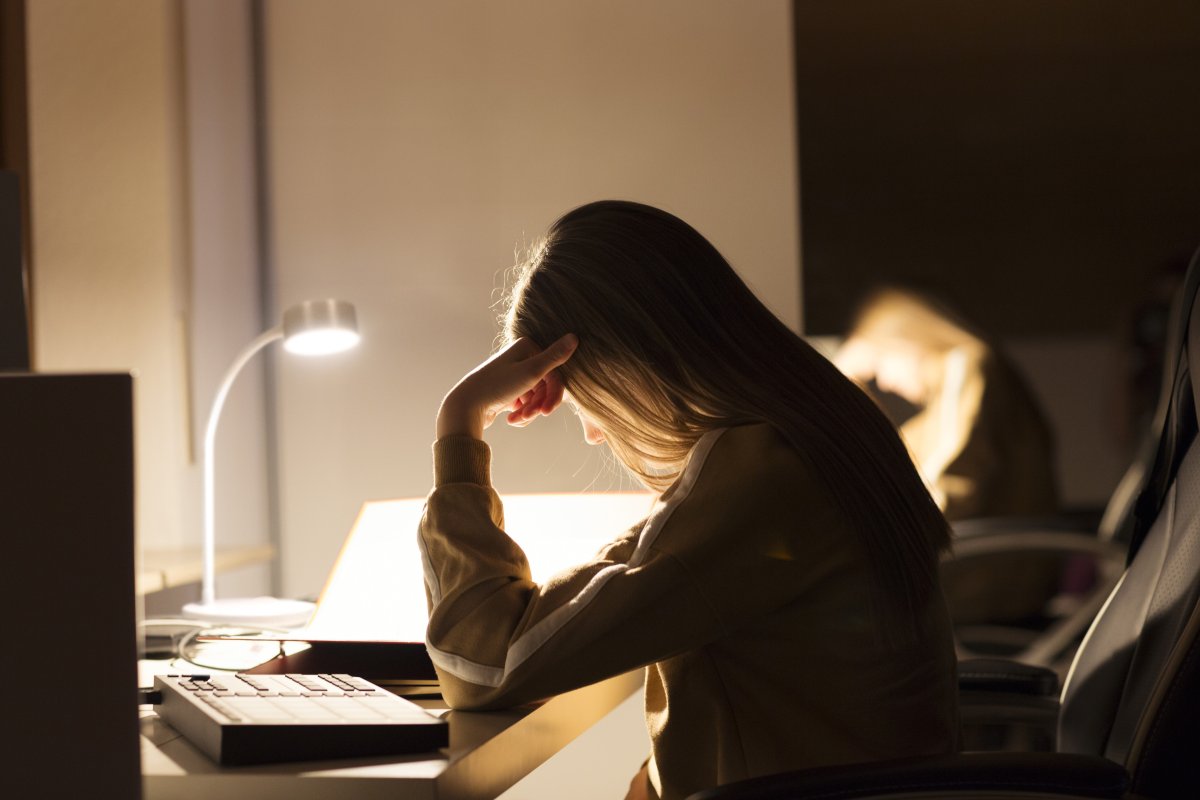 Office Cylinder 30cm Hvit skrivebordslampe Fra Osram - B&aring;da ljusstyrkan och f&auml;rgtemperaturen g&aring;r att justera i tre steg med touchbrytaren p&aring; lampfoten.