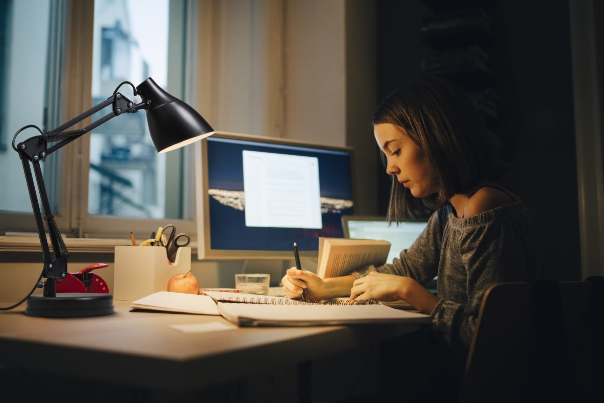 Office Pear 40cm Svart skrivebordslampe Fra Ledvance - Armen med tv&aring; leder g&aring;r att vinkla och justera i h&ouml;jd och sidled vilket g&ouml;r det till en flexibel lampa, ut&ouml;ver det har den en vridbar sk&auml;rm f&ouml;r individuell inst&auml;llning av ljuset.