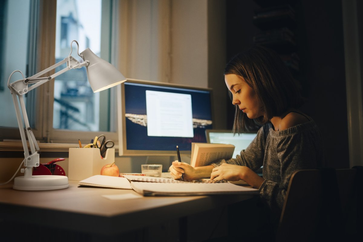 Office Pear 40cm Hvit skrivebordslampe Fra Osram - Armen med tv&aring; leder g&aring;r att vinkla och justera i h&ouml;jd och sidled vilket g&ouml;r det till en flexibel lampa, ut&ouml;ver det har den en vridbar sk&auml;rm f&ouml;r individuell inst&auml;llning av ljuset.